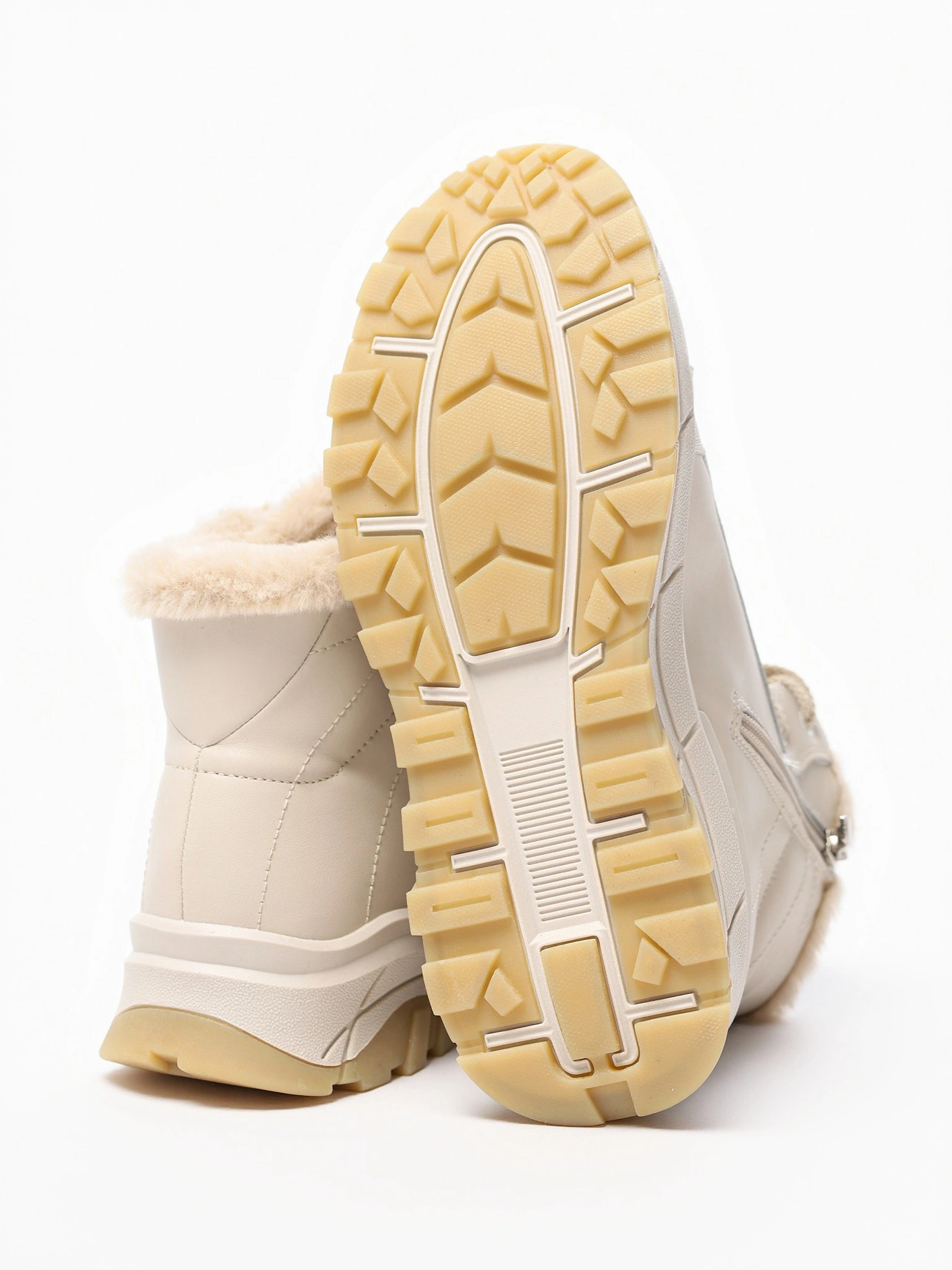 Ботинки бежевого цвета на рельефной подошве